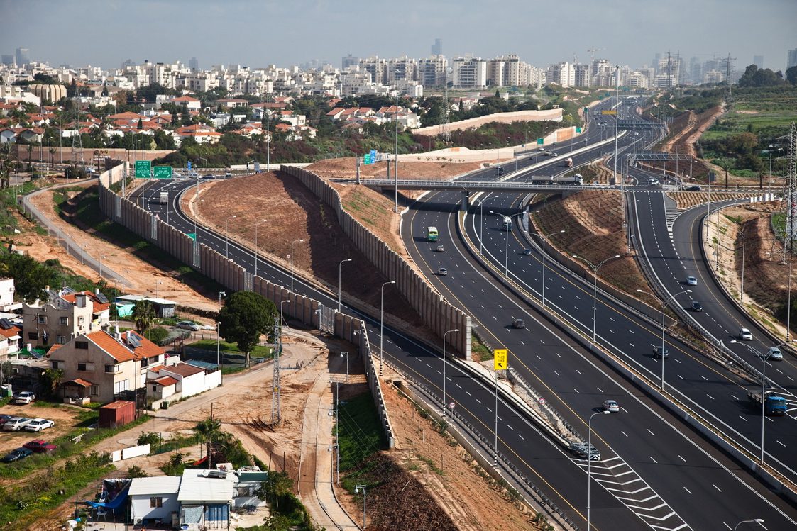 שלט המשרד על חזית הבניין